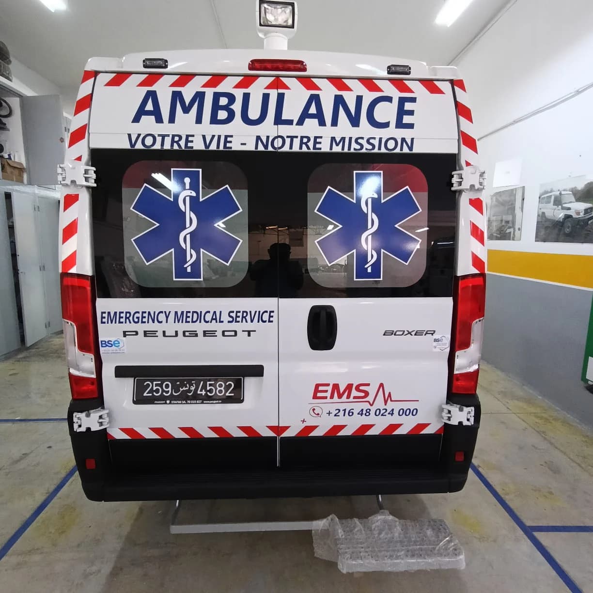سيارة إسعاف EMS بيجو بوكسر من الخلف، علامة Ambulance ونجمة الحياة