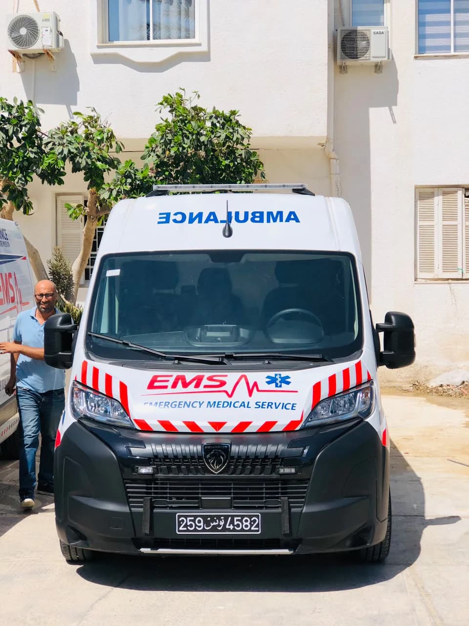 Ambulance EMS Peugeot Boxer vue de face