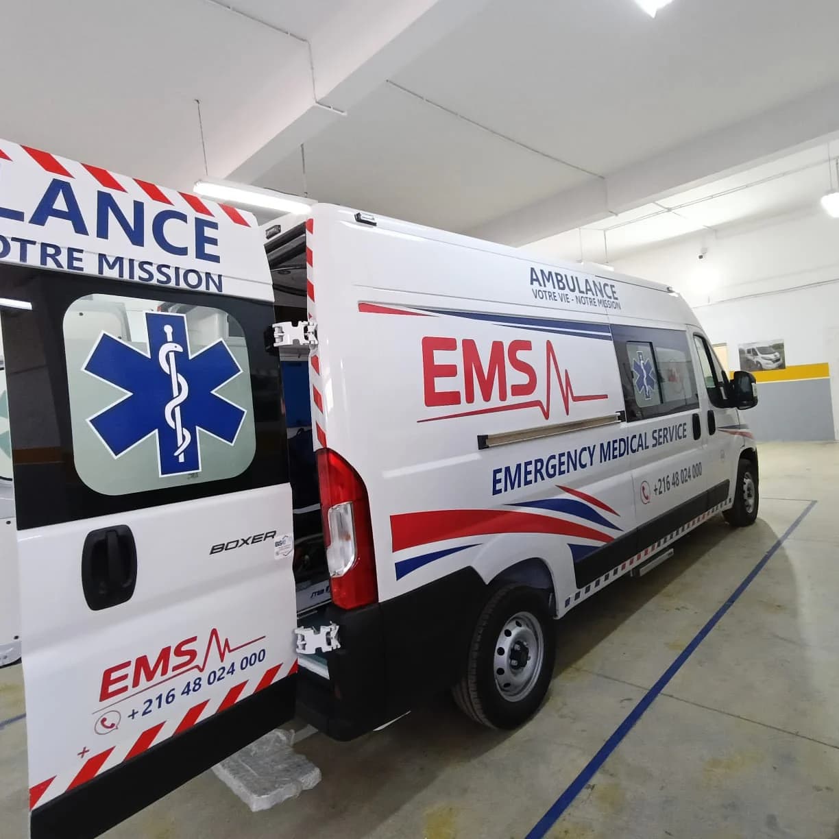 سيارة إسعاف EMS بيجو بوكسر من الجانب في المرأب، الباب الجانبي مفتوح
