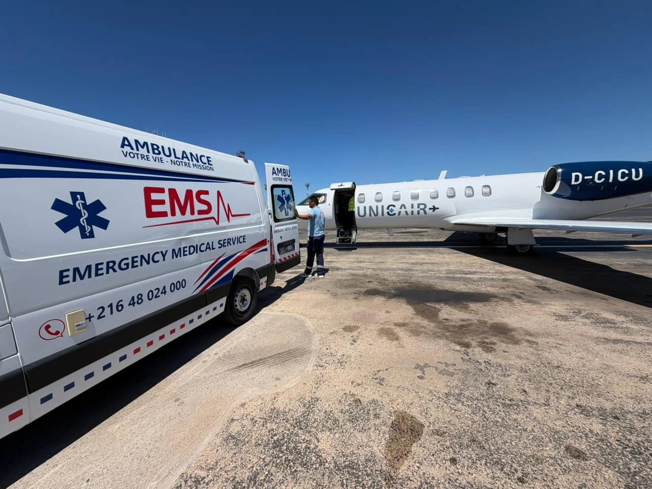 سيارة إسعاف EMS بمحاذاة باب طائرة خاصة لصعود مريض