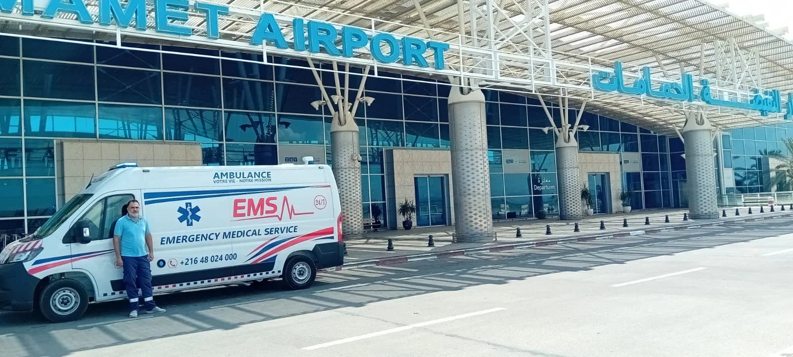 سيارة إسعاف EMS أمام مبنى مطار النفيضة الحمامات
