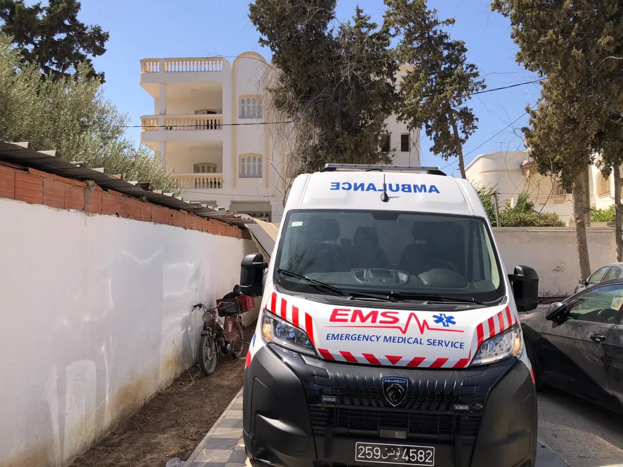 سيارة إسعاف EMS بيجو بوكسر من الأمام في زقاق