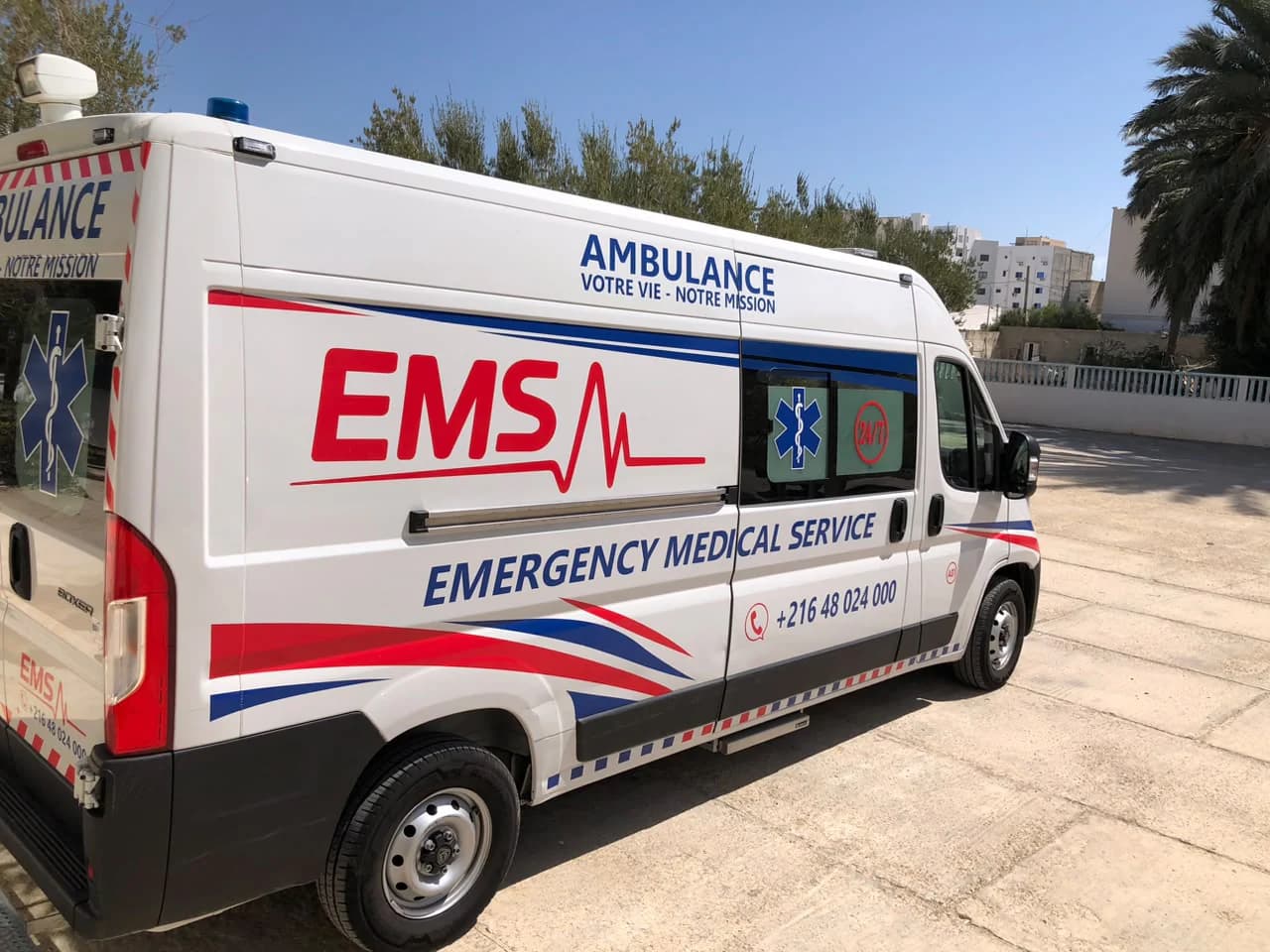سيارة إسعاف EMS رينو ماستر من الجانب بعلامات كاملة