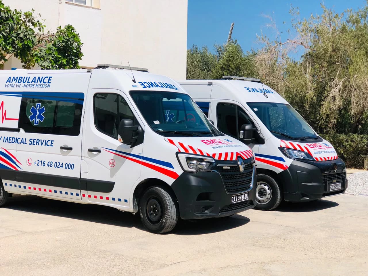 سيارة إسعاف EMS رينو ماستر، لقطة ثلاثة أرباع أمامية مع العلامات ورقم الهاتف